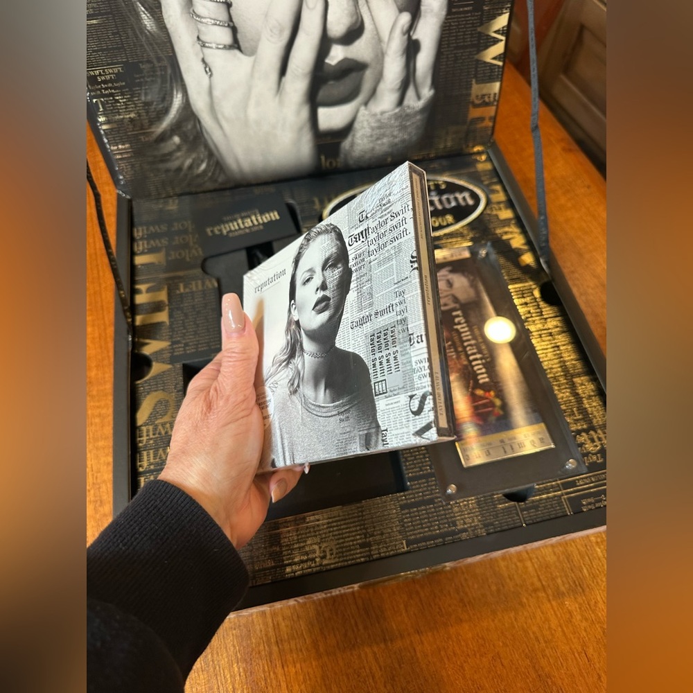 Taylor Swift Reputation Tour VIP Box - Picture 5 of 9